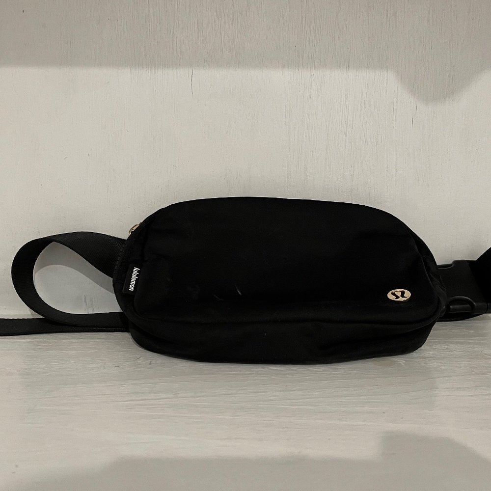 Lululemon Everywhere Belt Bag (black/gold)